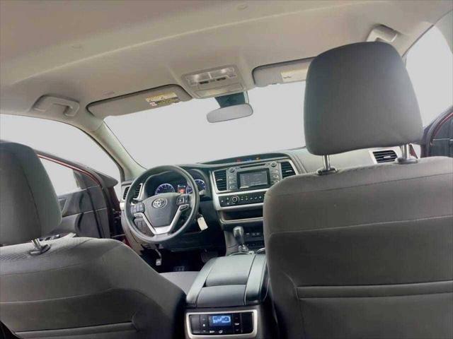 Photo of 2018 Maroon Toyota Highlander