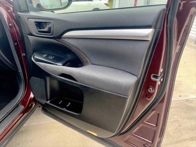 Photo of 2018 Maroon Toyota Highlander
