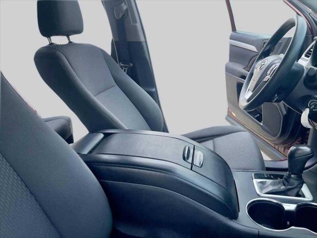 Photo of 2018 Maroon Toyota Highlander