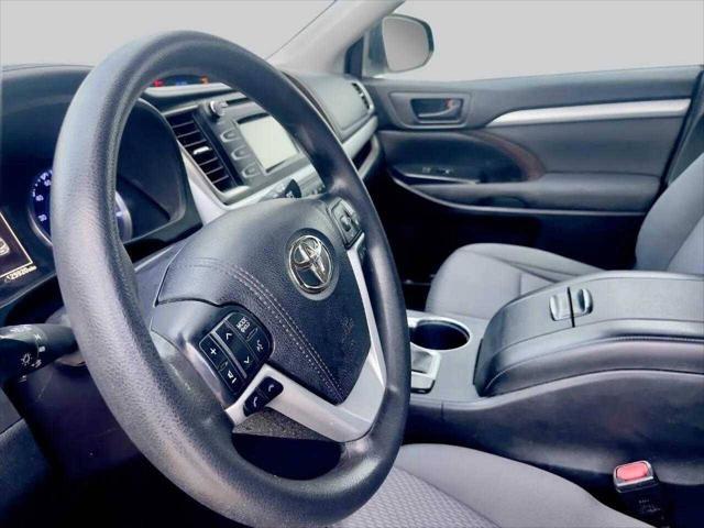 Photo of 2018 Maroon Toyota Highlander