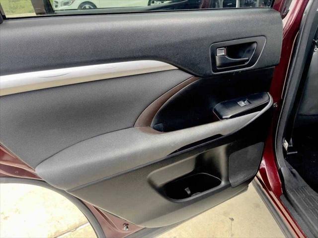 Photo of 2018 Maroon Toyota Highlander
