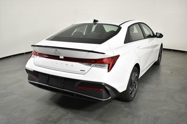Photo of 2025 Serenity White Hyundai ELANTRA