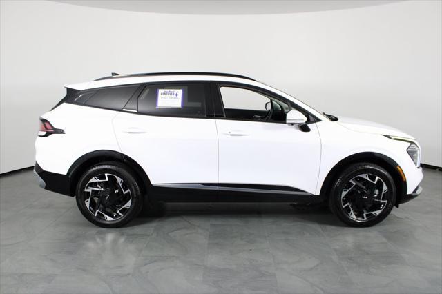 Photo of 2023 Glacial White Pearl Kia Sportage