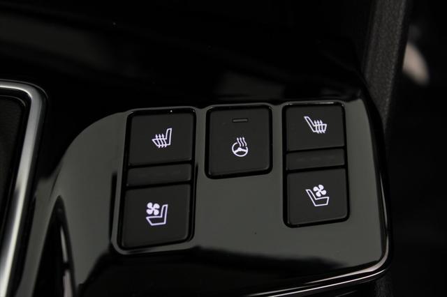 Photo of 2023 Glacial White Pearl Kia Sportage