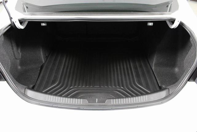 Photo of 2019 Summit White Chevrolet Malibu