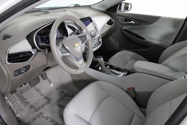 Photo of 2019 Summit White Chevrolet Malibu