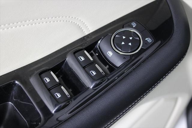 Photo of 2019 WHITE PLATINUM MET TRI-COAT Ford Edge