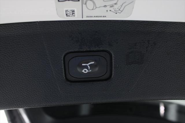 Photo of 2019 WHITE PLATINUM MET TRI-COAT Ford Edge