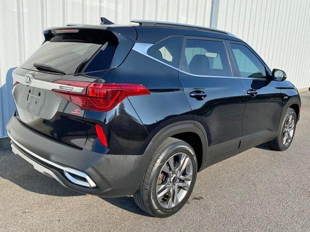 Photo of 2021 Cherry Black Kia Seltos