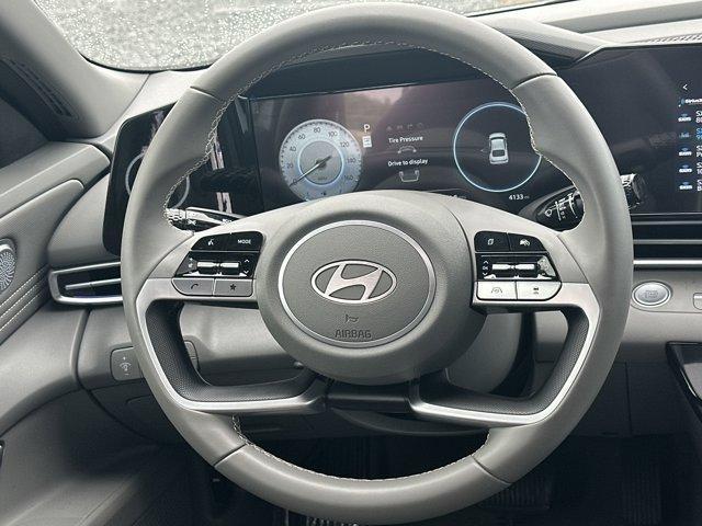 Photo of 2024 White Hyundai ELANTRA