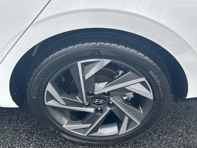 Photo of 2024 White Hyundai ELANTRA