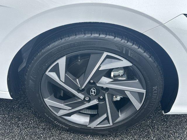 Photo of 2024 White Hyundai ELANTRA