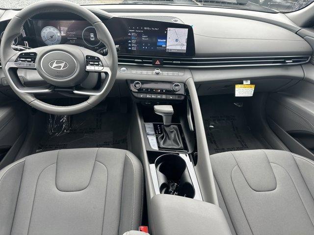 Photo of 2024 White Hyundai ELANTRA