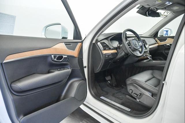 Photo of 2022 Crystal White Metallic Volvo XC90