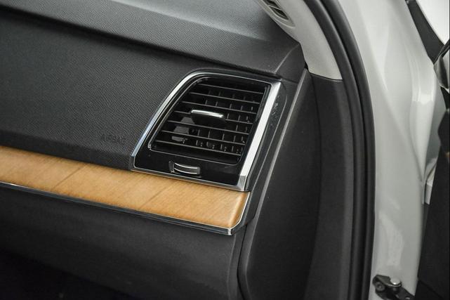 Photo of 2022 Crystal White Metallic Volvo XC90