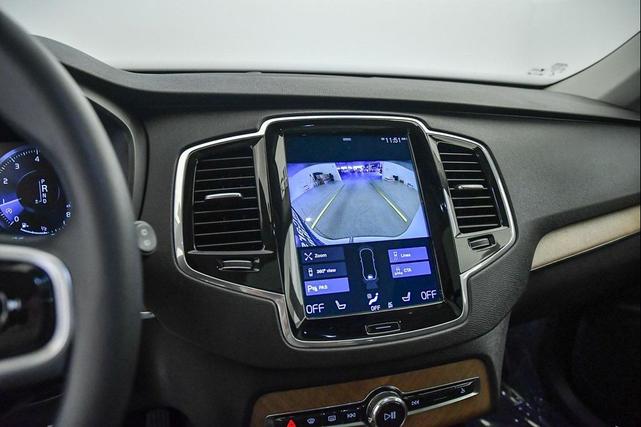 Photo of 2022 Crystal White Metallic Volvo XC90