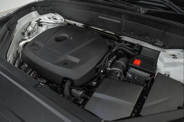 Photo of 2022 Crystal White Metallic Volvo XC90