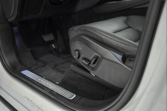 Photo of 2022 Crystal White Metallic Volvo XC90