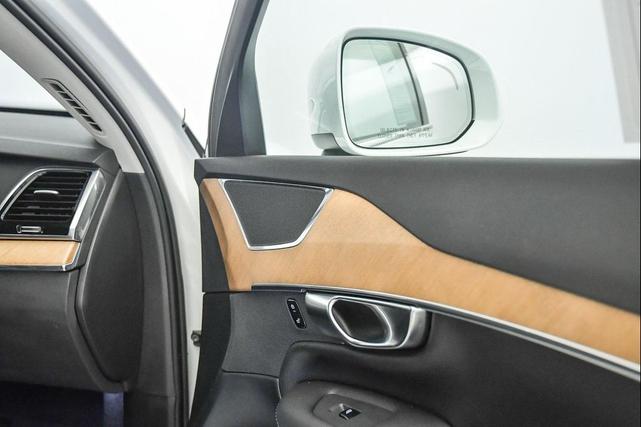 Photo of 2022 Crystal White Metallic Volvo XC90