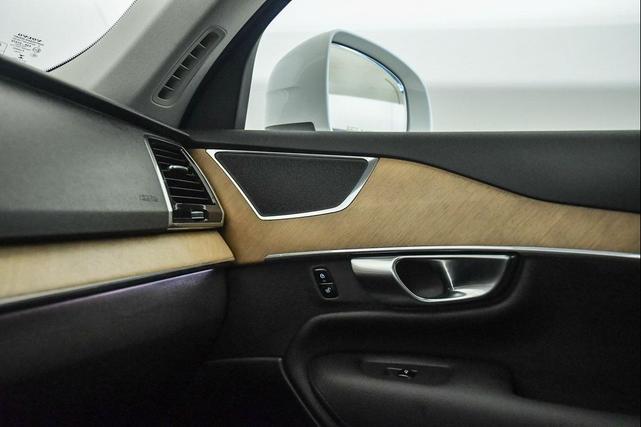 Photo of 2022 Crystal White Metallic Volvo XC90