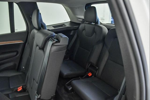 Photo of 2022 Crystal White Metallic Volvo XC90