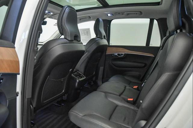 Photo of 2022 Crystal White Metallic Volvo XC90