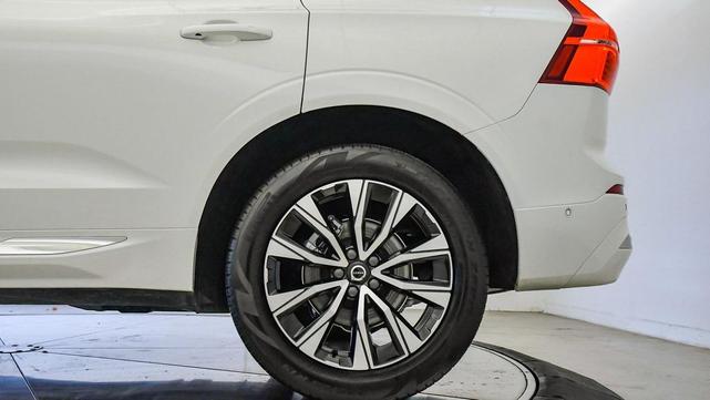 Photo of 2023 Crystal White Volvo XC60