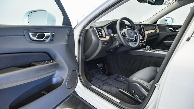 Photo of 2023 Crystal White Volvo XC60