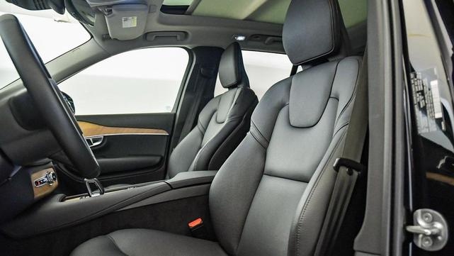 Photo of 2025 Onyx Black Volvo XC90