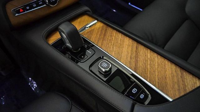 Photo of 2024 Vapour Grey Metallic Volvo XC90 Recharge Plug-In Hybrid