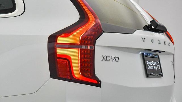 Photo of 2025 Crystal White Volvo XC90 Plug-In Hybrid