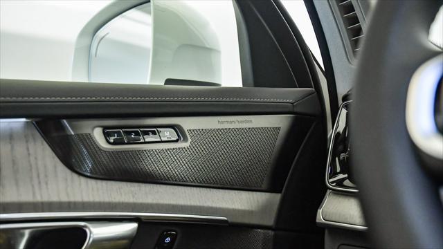 Photo of 2025 Crystal White Volvo XC90 Plug-In Hybrid