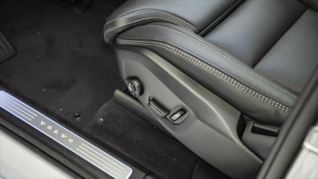 Photo of 2025 Crystal White Volvo XC90 Plug-In Hybrid