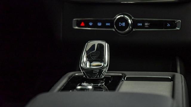 Photo of 2025 Crystal White Volvo XC90 Plug-In Hybrid