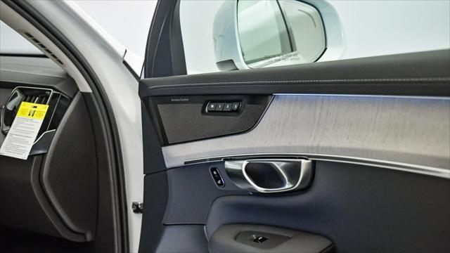 Photo of 2025 Crystal White Volvo XC90 Plug-In Hybrid