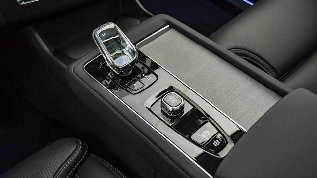 Photo of 2025 Crystal White Volvo XC90 Plug-In Hybrid