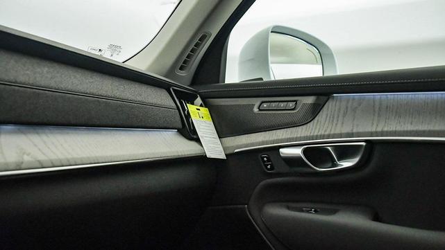 Photo of 2025 Crystal White Volvo XC90 Plug-In Hybrid