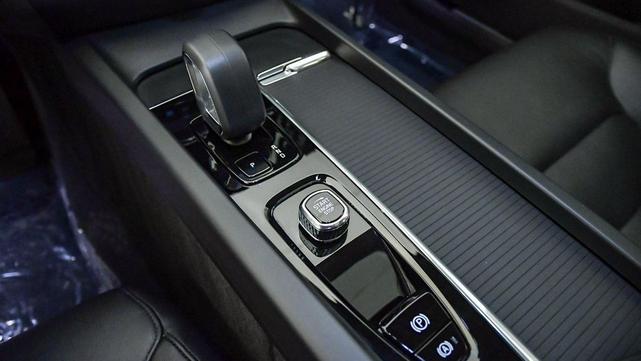 Photo of 2025 Platinum Grey Volvo S60