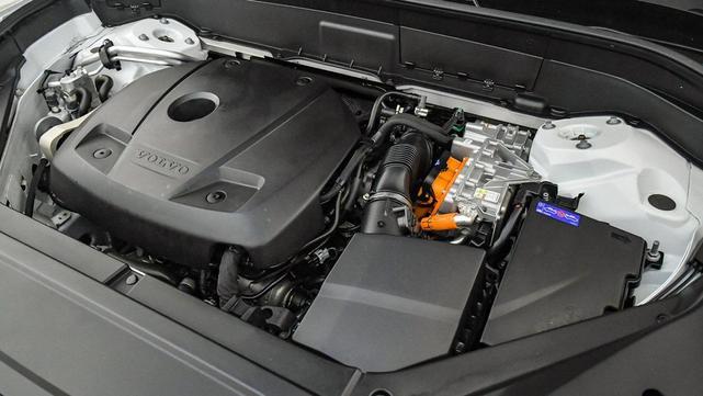 Photo of 2023 Crystal White Metallic Volvo XC90 Recharge Plug-In Hybrid
