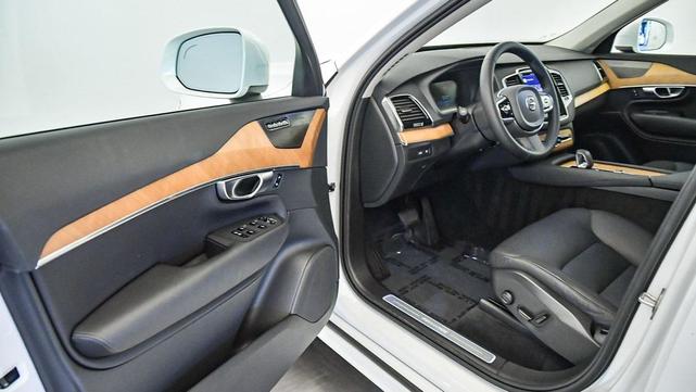 Photo of 2023 Crystal White Metallic Volvo XC90 Recharge Plug-In Hybrid