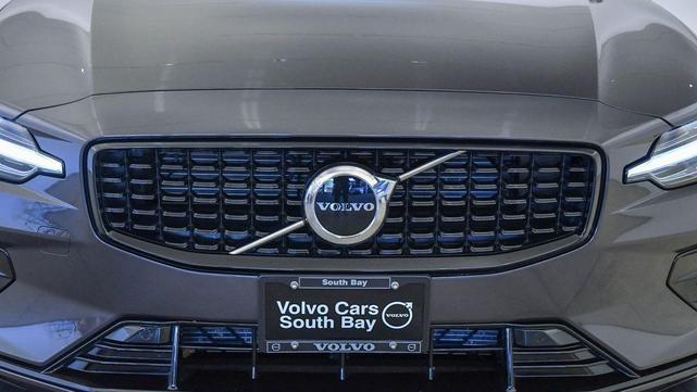 Photo of 2025 Platinum Grey Volvo S60