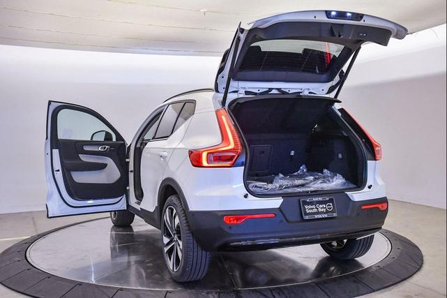 Photo of 2026 Crystal White Volvo XC40