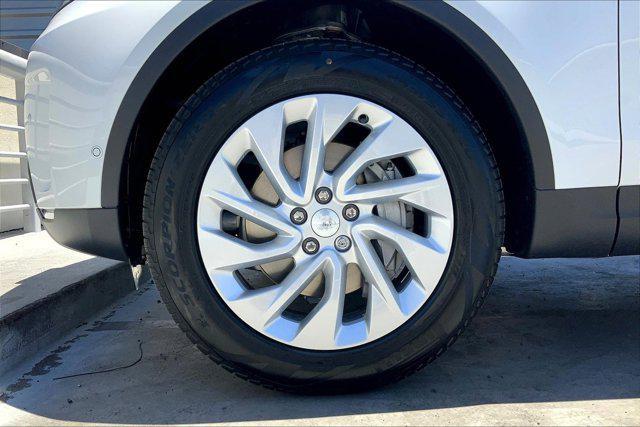 Photo of 2025 Fuji White Land Rover Discovery
