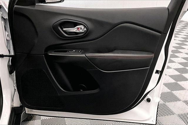 Photo of 2022 Bright White Clearcoat Jeep Cherokee