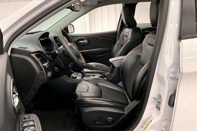 Photo of 2022 Bright White Clearcoat Jeep Cherokee