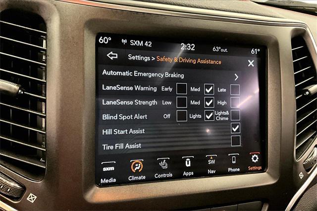 Photo of 2022 Bright White Clearcoat Jeep Cherokee