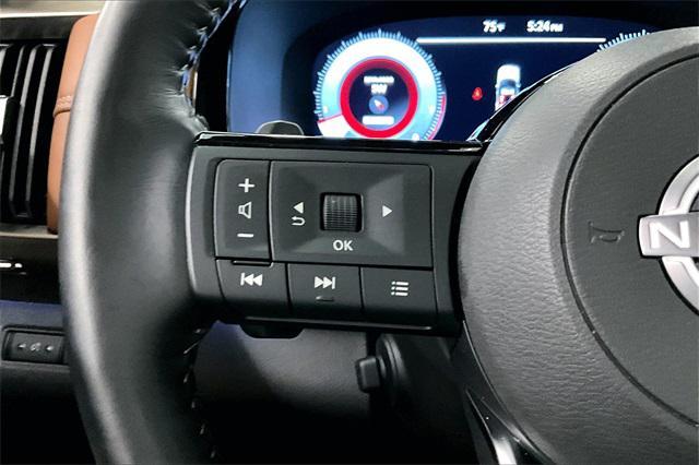 Photo of 2024 Pearl White Tricoat/Super Black Nissan Pathfinder