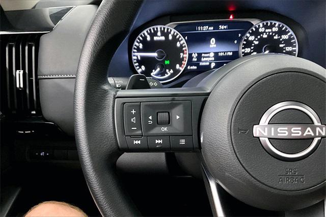 Photo of 2025 Glacier White Nissan Pathfinder