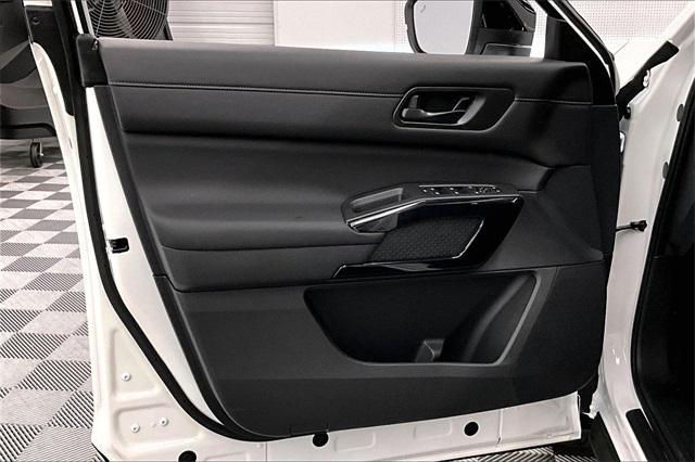 Photo of 2025 Glacier White Nissan Pathfinder