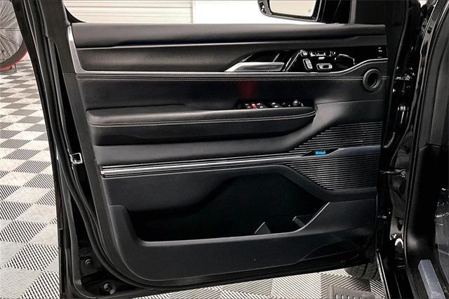 Photo of 2024 Diamond Black Crystal Pearlcoat Jeep Grand Wagoneer L